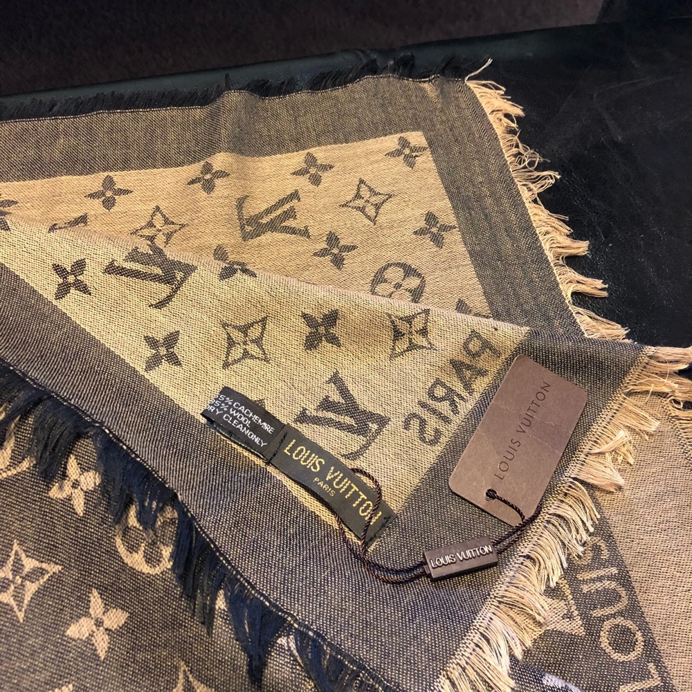 Louis Vuitton shawl / scarf